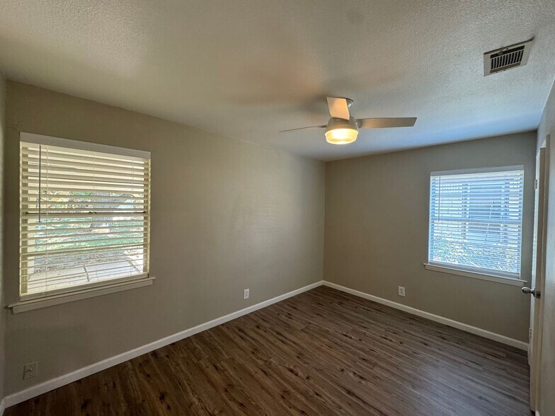 Building Photo - 2624 Woodlawn Dr