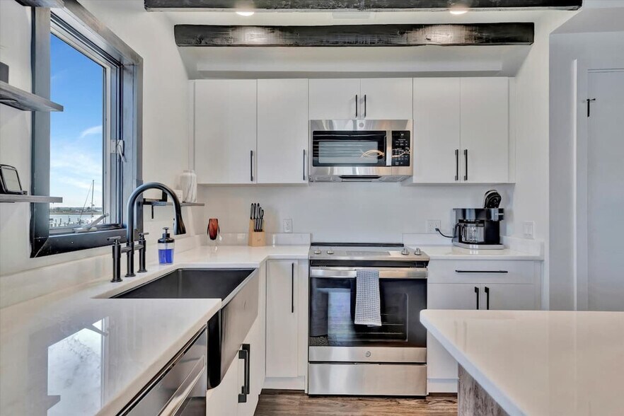 Building Photo - 483 E Shore Dr