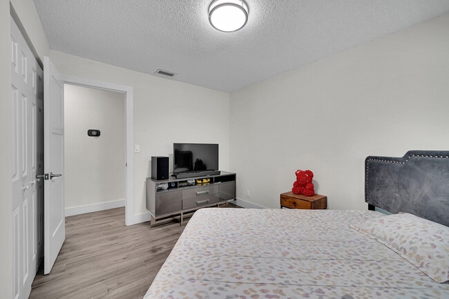 Building Photo - 10108 SW 53rd Ct