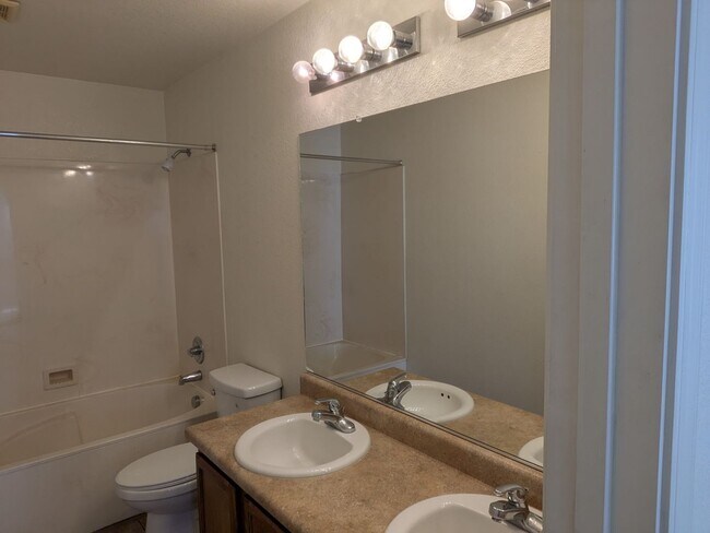 Building Photo - Northwest Beauty 3 Bedroom 3 Bath 2 Car garage