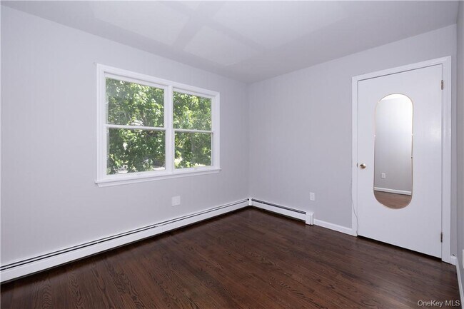 Building Photo - 142 E Sunnyside Ln