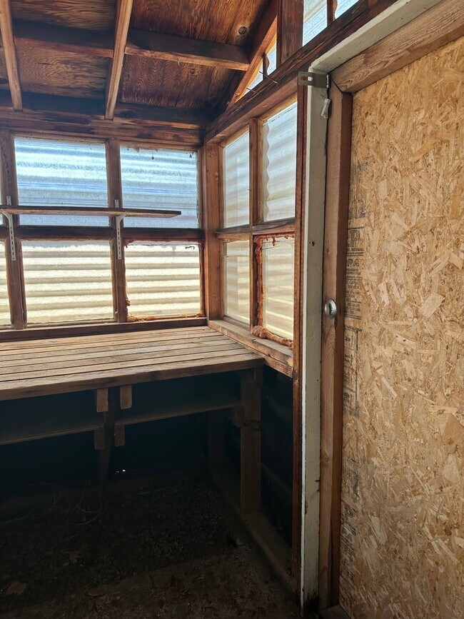Building Photo - Large 4 bedroom 2 bath house in a great ne...