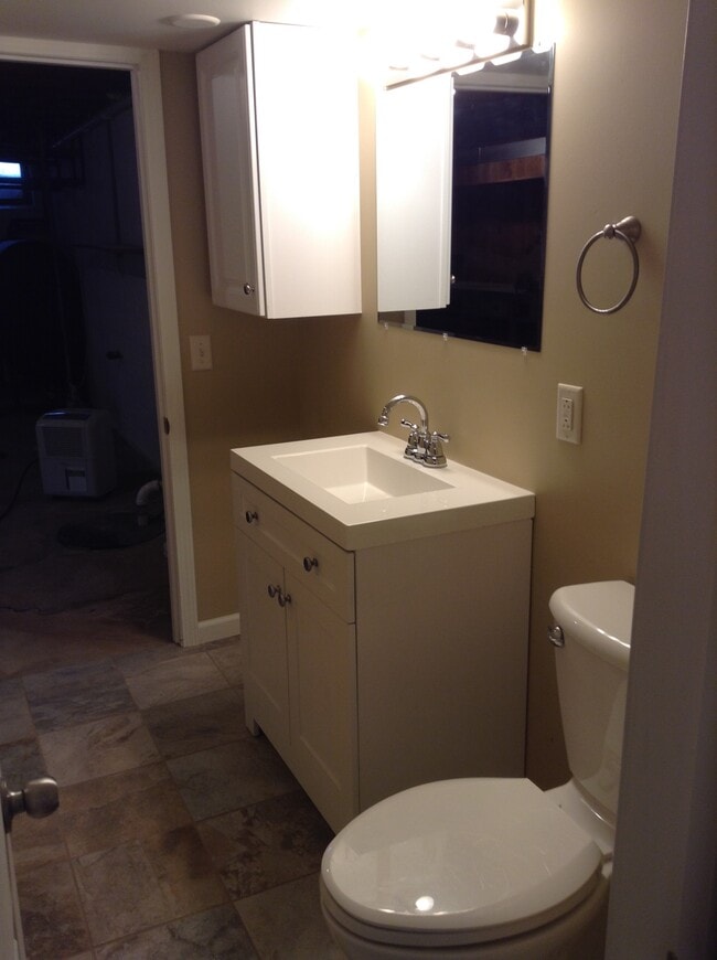 Building Photo - 1229 W Arrowhead Rd