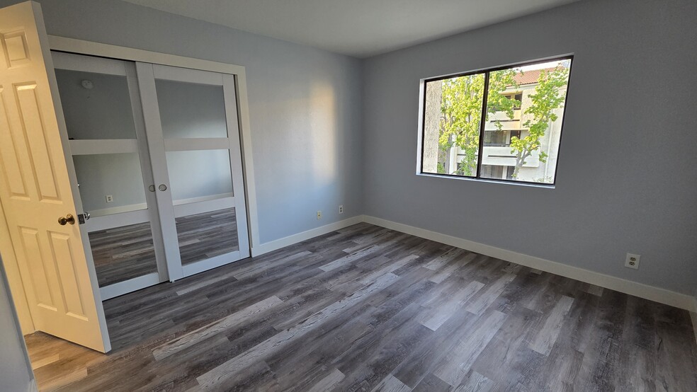 Bedroom 2 - 21620 Burbank Blvd