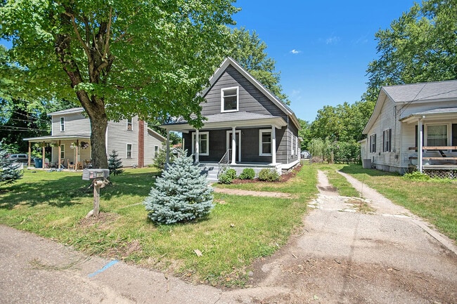 Building Photo - 125 Briggs St