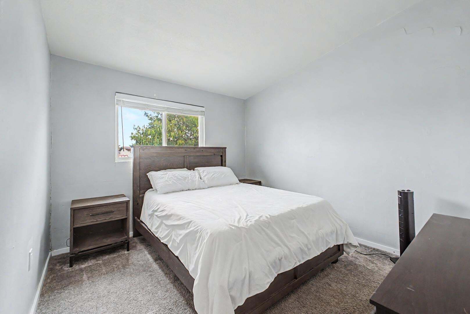 Building Photo - 2025 E Howe Ave