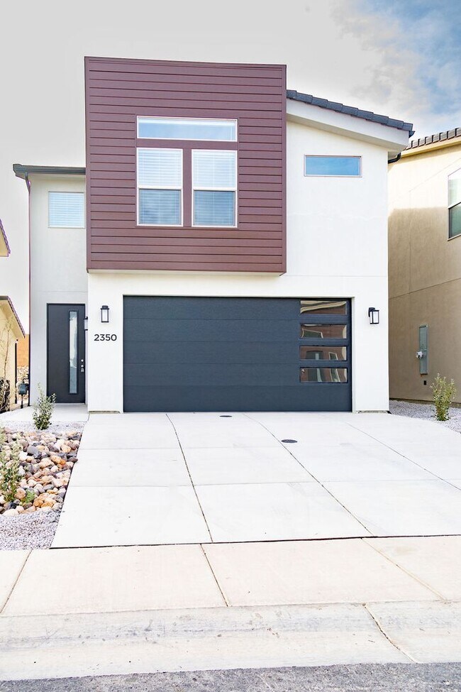 Building Photo - Spacious 4-Bed Home in Sage Canyon