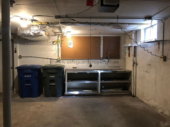 Building Photo - Great 3 Bedroom Duplex