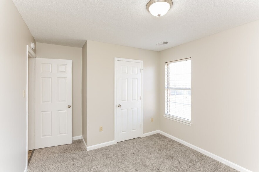 Building Photo - 6688 Ross Manor Dr