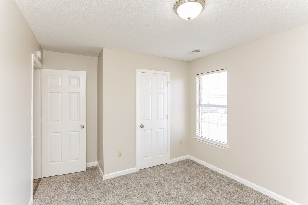 Building Photo - 6688 Ross Manor Dr