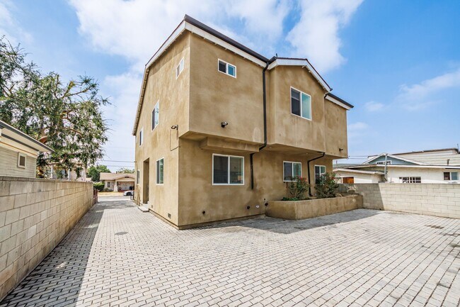 Building Photo - Spacious 4-Bedroom, 3-Bath Home – Modern U...