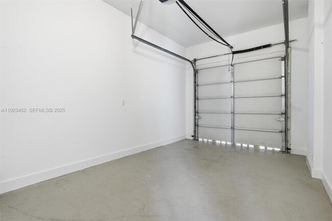 Building Photo - 2852 SW 32nd Ct