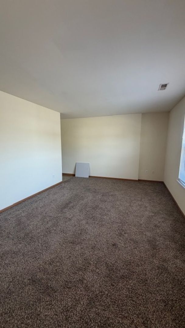 Building Photo - 21 Village W Ct