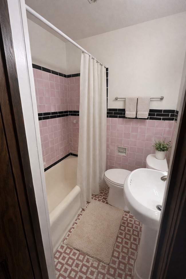 Building Photo - 209 W Fifth Ave