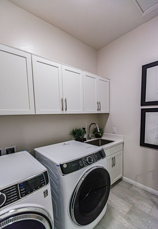 Building Photo - One Story Model Home