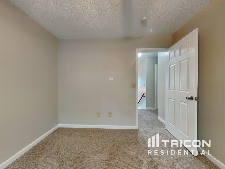 Building Photo - 2615 Sandstone Dr