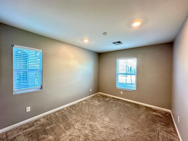 Building Photo - Montecito 60