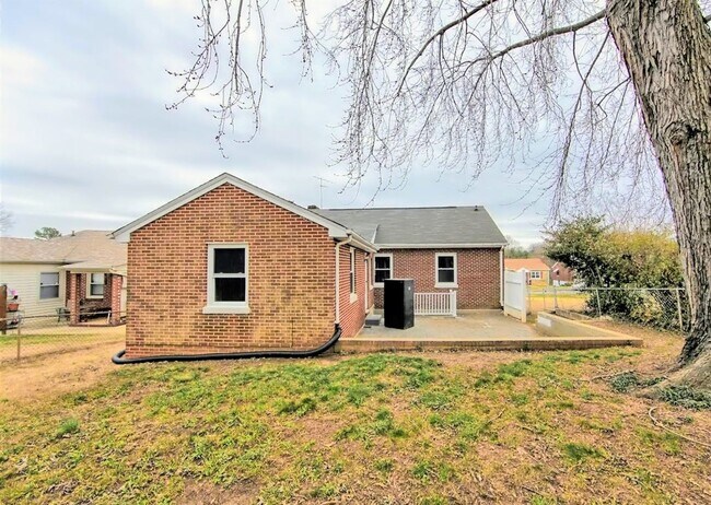 Building Photo - 3 Bedroom Home in Lynchburg