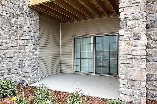 Building Photo - $1,295 | 2 Bedroom, 2 Bathroom Condo | Pet...