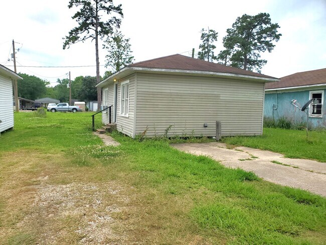 Building Photo - 485 Old Hwy 90 W, #31 Vidor, TX 77662
