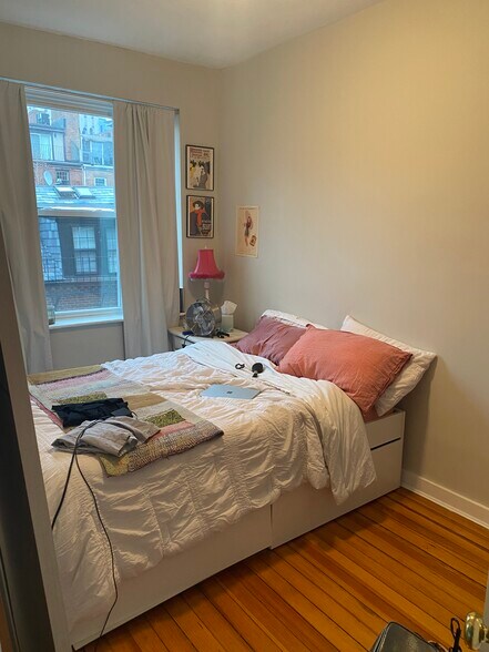 Building Photo - 74 Joy St