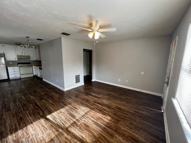 Building Photo - Spacious Two Bedroom- Close to FSU & TCC