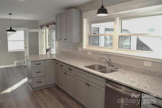 Building Photo - 320 W Stewart Ave