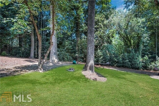 Building Photo - 1042 Northcliffe Dr NW