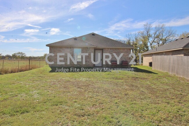 Building Photo - Great 3/2/2 in Maypearl for Ret!