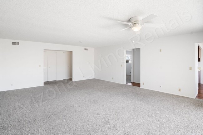 Building Photo - LARGE 3 BEDROOM DUPLEX