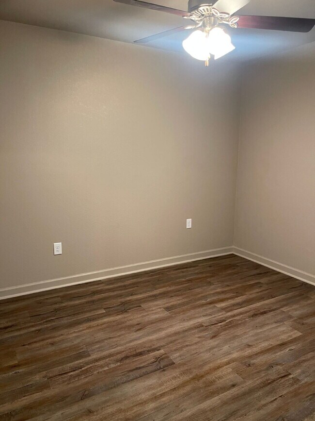 Building Photo - "Charming 3-Bedroom Haven with 2.5 Baths i...