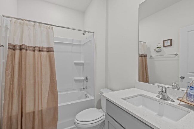 Building Photo - Stunning 5 Bedroom Home with a Fully Fence...