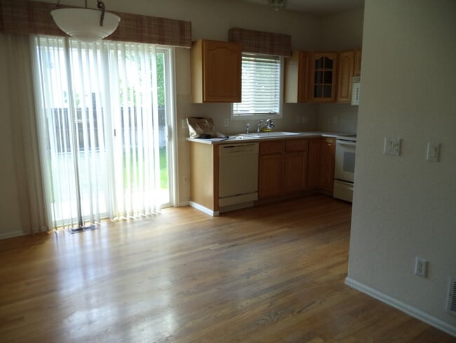 Building Photo - 3 bedrooms plus loft!  Main Floor Master plus so much more!