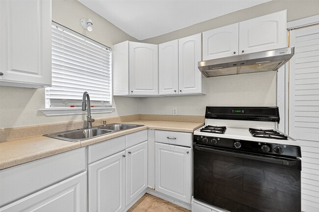 Building Photo - 1111 Choate Cir
