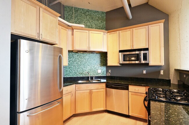 Building Photo - Amazing 2-Bedroom 2-Bathroom Condo with vi...