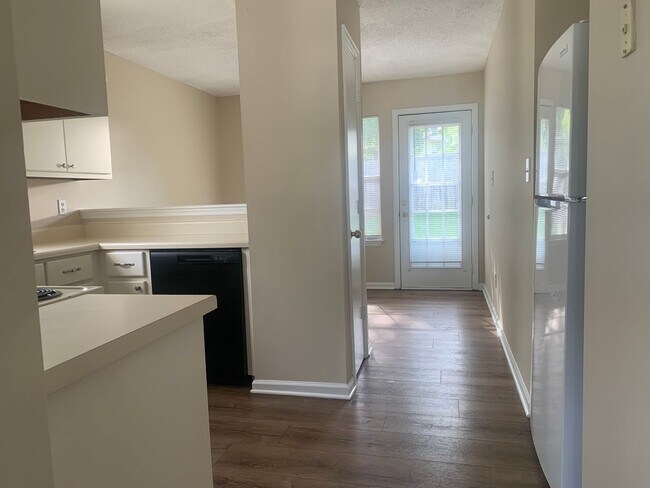 Building Photo - Move-in Ready!