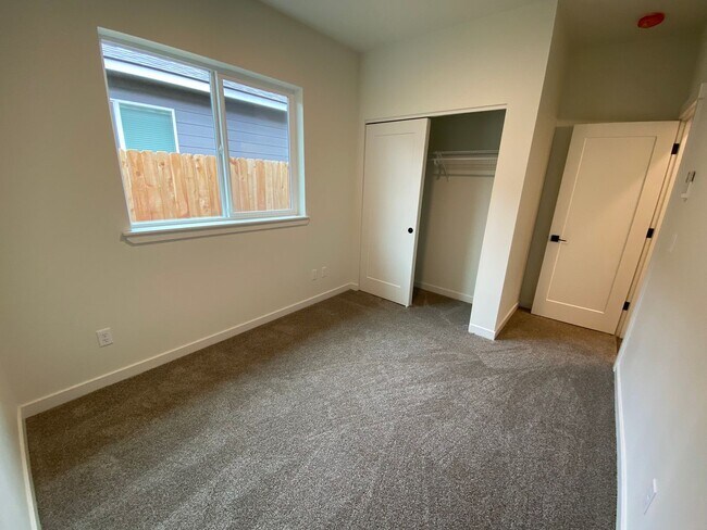 Building Photo - 2513 N Benjamin Ln