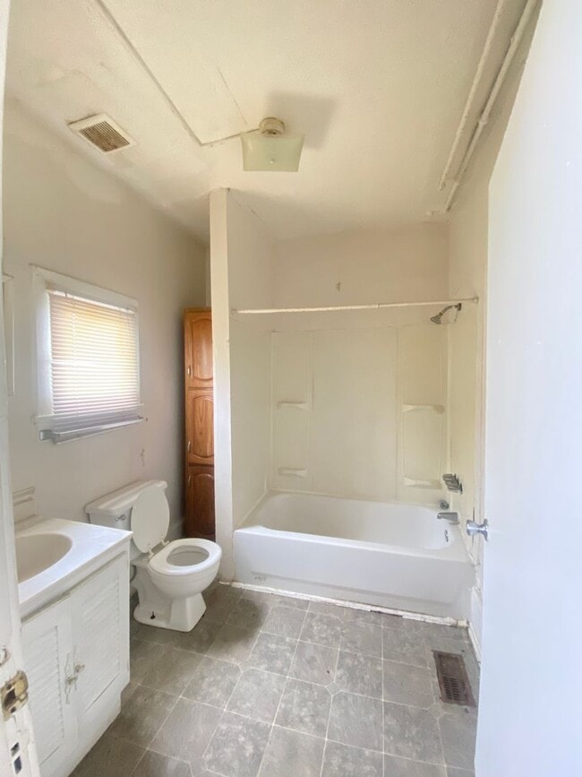 Building Photo - 216 Patton Ave NW