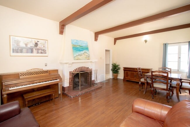 Building Photo - Exclusive 2 Bed/1 Bath Spanish-Style Home ...