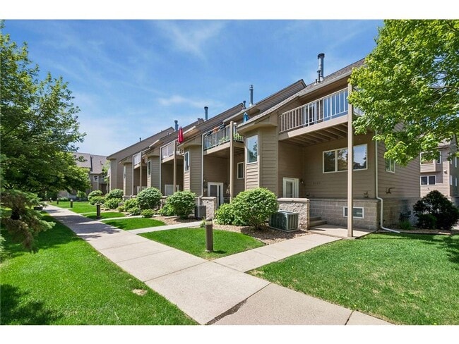 Building Photo - 2831 Kenwood Isles Dr