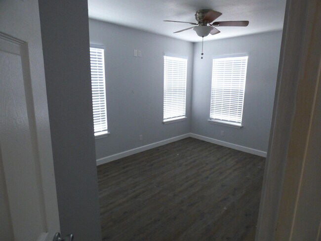 Building Photo - 3529 Topeka St