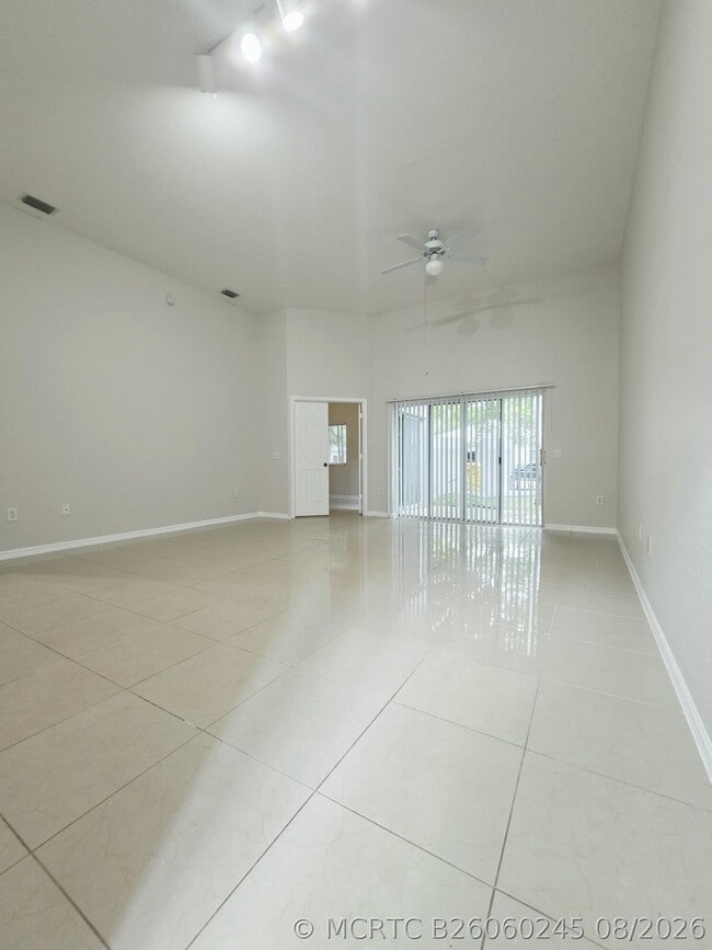 Building Photo - 260 Crestwood Cir