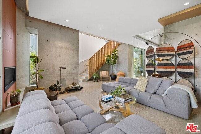 Building Photo - 825 Palms Blvd