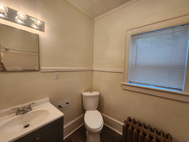 Building Photo - LARGE 2 Bed Lower Downtown Appleton