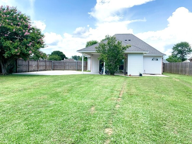 Building Photo - 3BD/2BA House for Lease in Rolling Meadow - Denham Springs