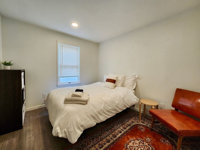 Building Photo - 4 bed 2.5 bath House | East Rochester | First Floor Laundry Hookups | Front and back covered porch