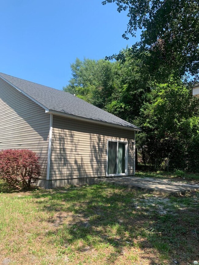 Building Photo - 3 Bedroom 2 Bath House Available Now on Nash