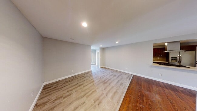 Building Photo - 5325 E Falls View Dr