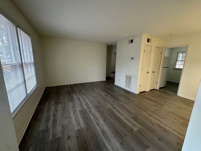 Building Photo - Pet Friendly 2 Bedroom, 1 Bath Duplex Located in the Center of Wilmington