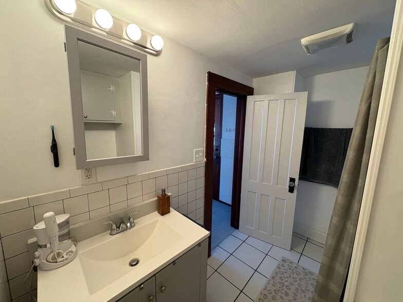 Building Photo - 3729 New York 43-2nd floor